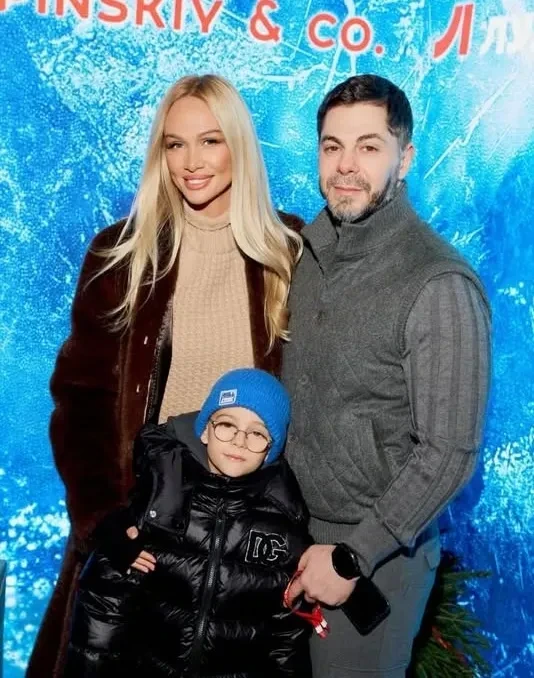 Анна Седокова с детьми, Виктория Лопырёва с мужем и сыном, Илья Авербух и Елизавета Арзамасова на открытии катка в "Лужниках"