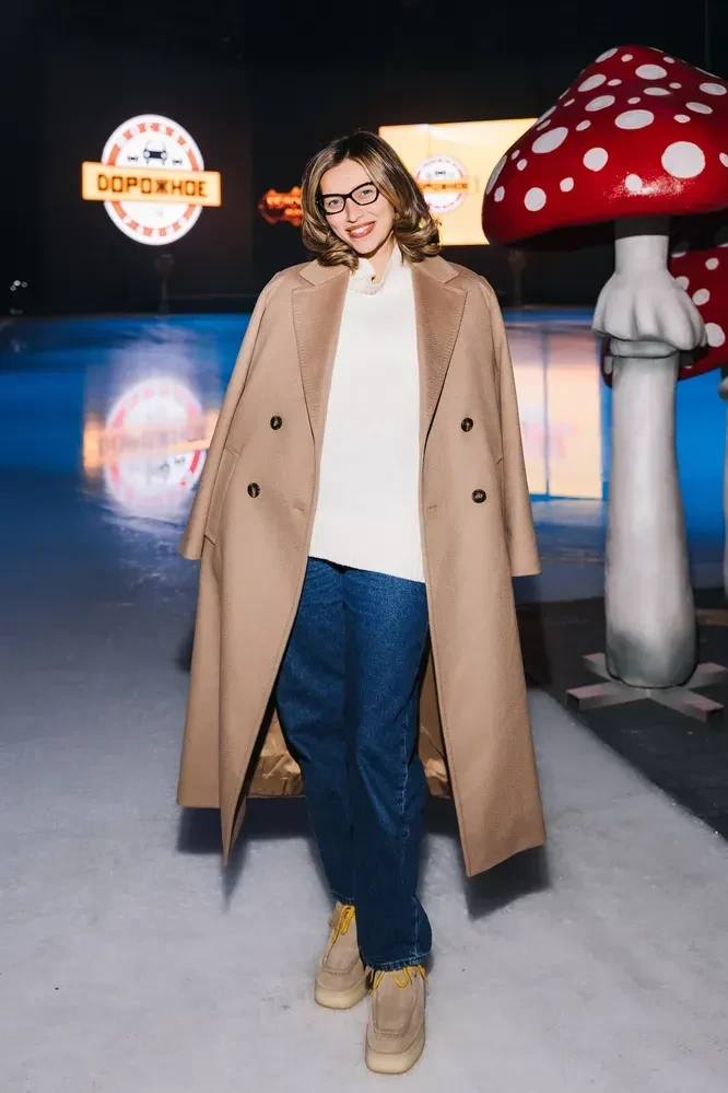 Сыновья на льду, в зале Алеся Кафельникова с дочерью, Регина Тодоренко: Яна Рудковская и Евгений Плющенко представили своё ледовое шоу "Белоснежка"