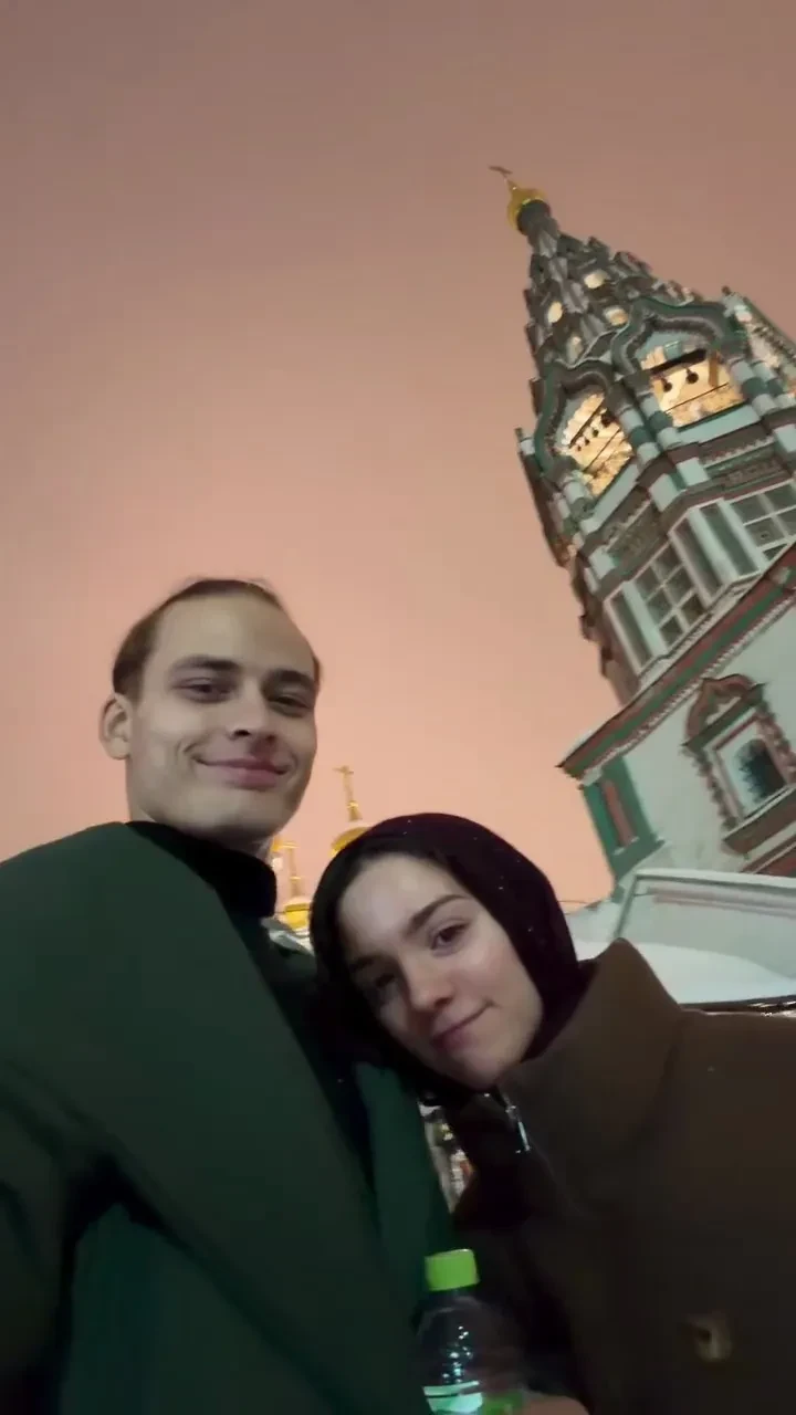 В церкви, в кругу семьи и на лыжном склоне: как Виктория Лопырёва, Рената Литвинова, Евгения Медведева и другие встретили Рождество