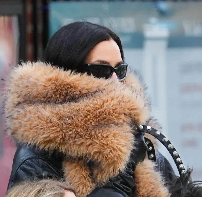 Ирину Шейк (в мехах и ботфортах) засняли в компании дочери от Брэдли Купера