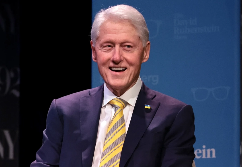 "Я думал, что это стюардессы". Билл Клинтон рассказал, как ему делали массаж на борту самолёта Джеффри Эпштейна